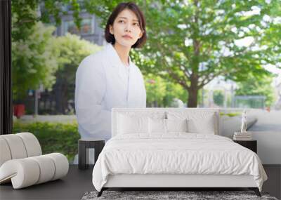 白衣の女性　屋外　ノートパソコン Wall mural